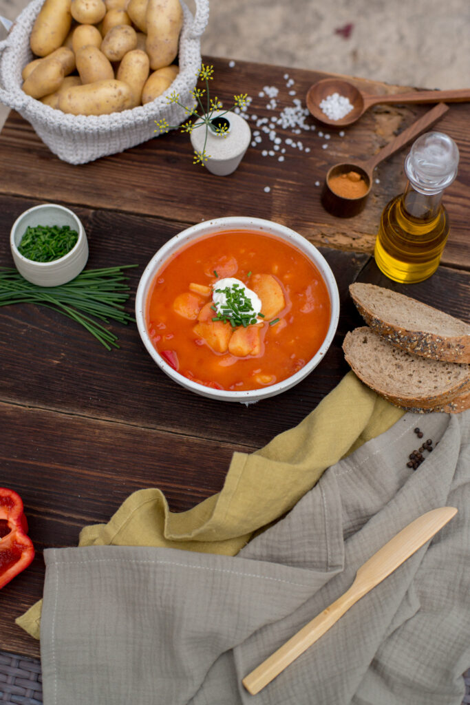 Hausgemachte Tomatensuppe mit frischem Brot